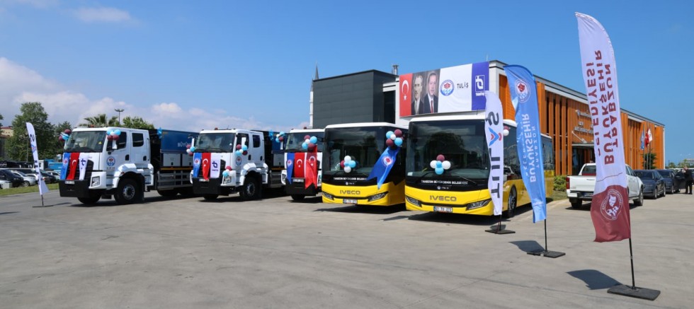 2 otobüs ve 3 asfalt yama robotu