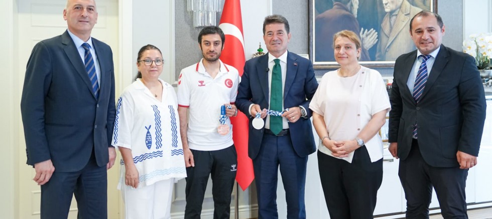 BAŞKAN KAYA, AKDENİZ OYUNLARI’NDAN MADALYALARLA DÖNEN BUĞRA SELİMZADE’Yİ AĞIRLADI 