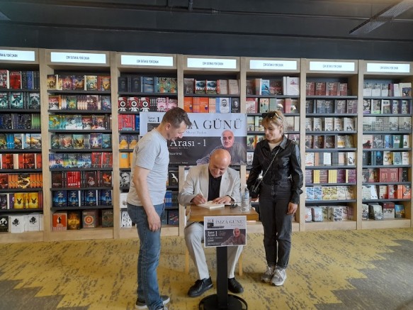 Gazeteci-Yazar Murat Taşkın yeni kitabı 'Satır Arası 1'  için imza günü düzenledi