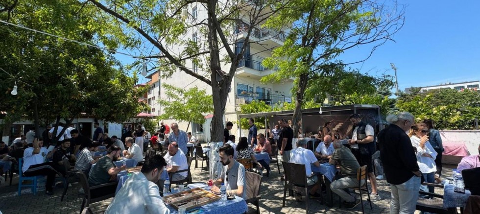 İLK AÇIK TAVLA TURNUVASI YOĞUN İLGİ GÖRDÜ