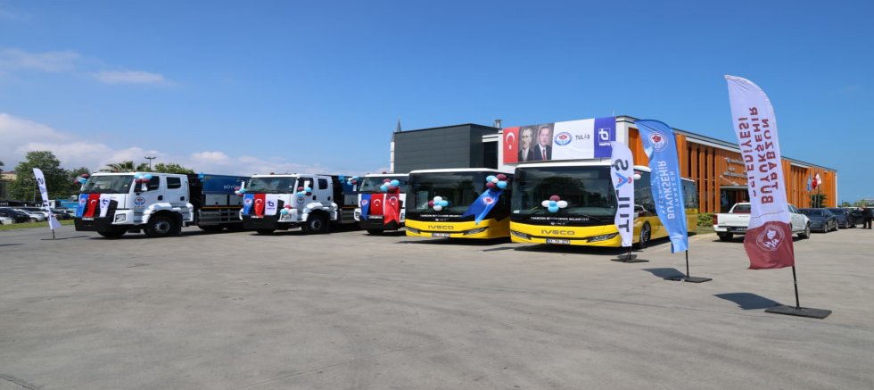 2 otobüs ve 3 asfalt yama robotu