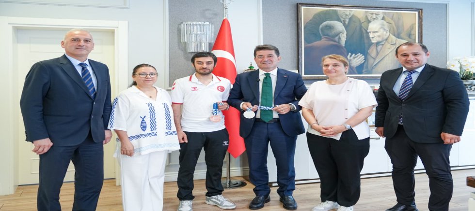 BAŞKAN KAYA, AKDENİZ OYUNLARI’NDAN MADALYALARLA DÖNEN BUĞRA SELİMZADE’Yİ AĞIRLADI 