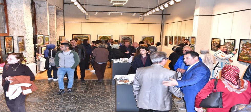 “Mum Kokusu” Sergisine Yoğun İlgi