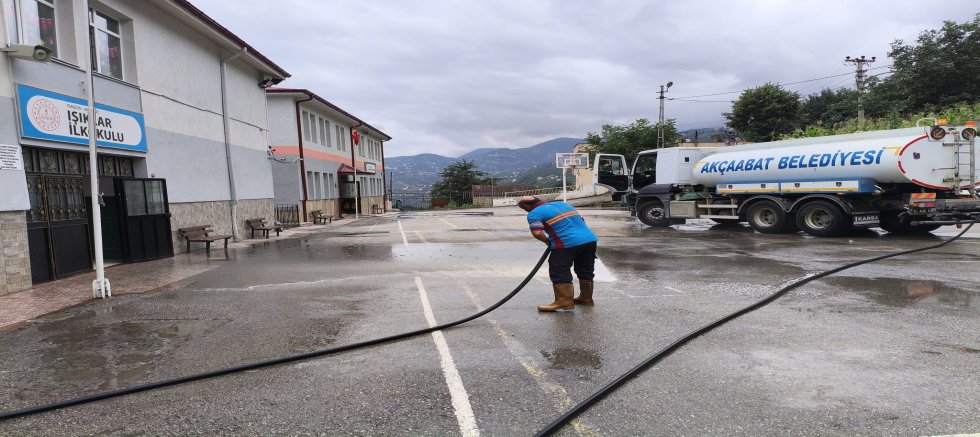 OKUL BAHÇELERİNDE DETAYLI TEMİZLİK
