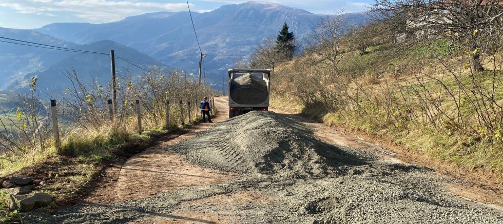 Yol yapım, bakım ve onarım çalışmaları aralıksız sürüyor. 