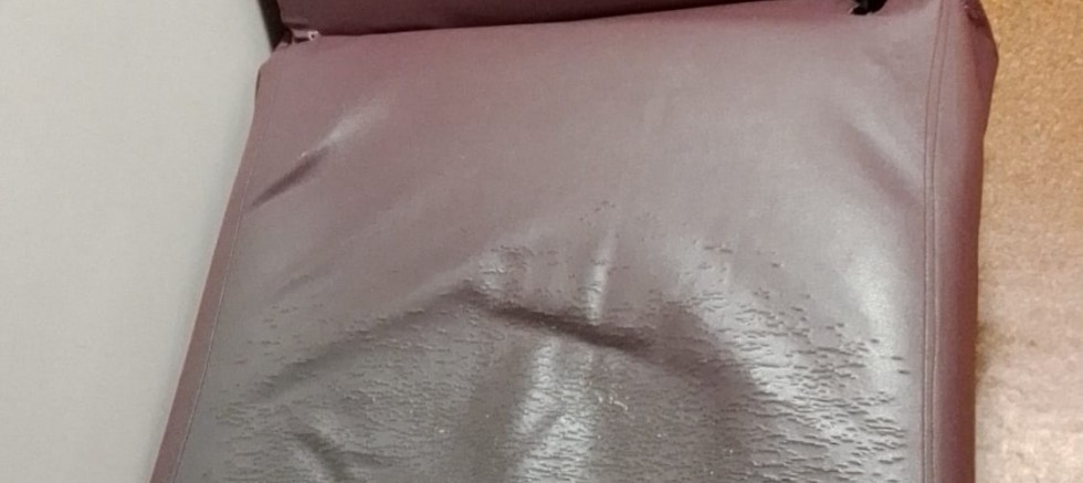 Refakatçi koltuklarının kırık oluşu hasta yakınlarını isyan ettiriyor!