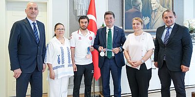 BAŞKAN KAYA, AKDENİZ OYUNLARI’NDAN MADALYALARLA DÖNEN BUĞRA SELİMZADE’Yİ AĞIRLADI 