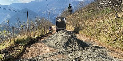 Yol yapım, bakım ve onarım çalışmaları aralıksız sürüyor. 