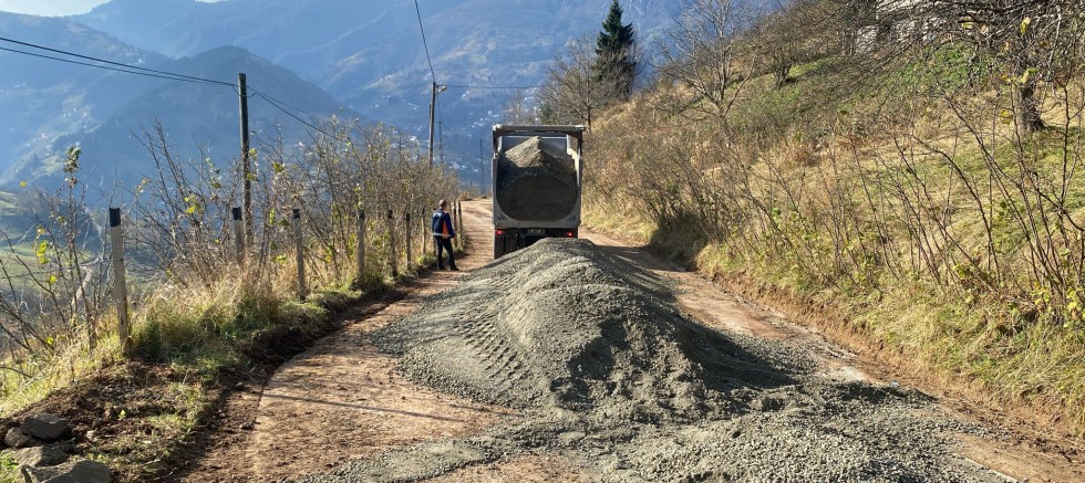 Yol yapım, bakım ve onarım çalışmaları aralıksız sürüyor. 